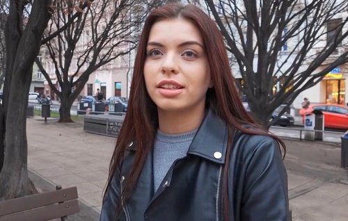 Русская девушка отдается пикаперу за стакан горячего чая в холодную погоду.